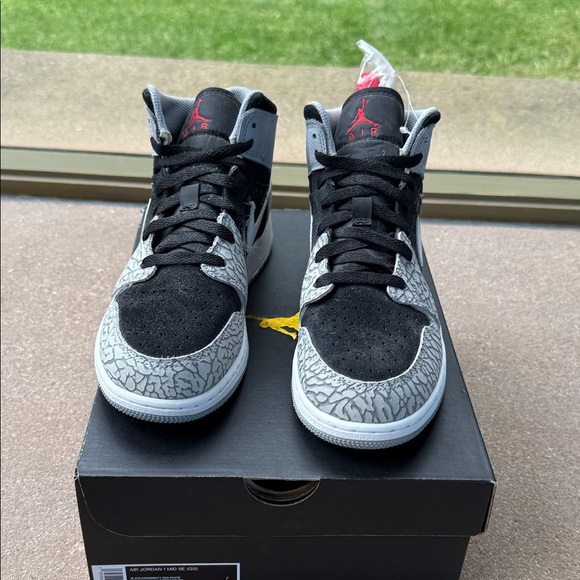 Jordan Air Mid SE Black/University Red White